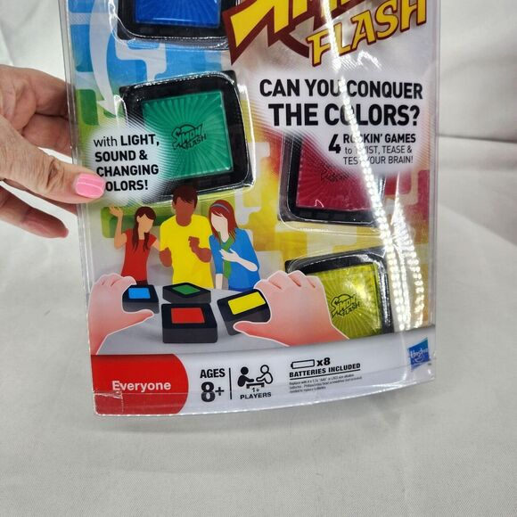 Simon Flash Hasbro Electronic Game Cubes with Light Sound & Changing Colors NEW - Picture 2 of 5